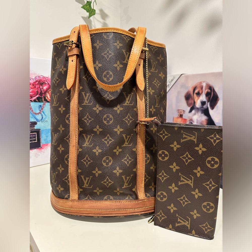 Authentic Louis Vuitton Monogram GM Bucket Bag with pouch. - Picture 2 of 16
